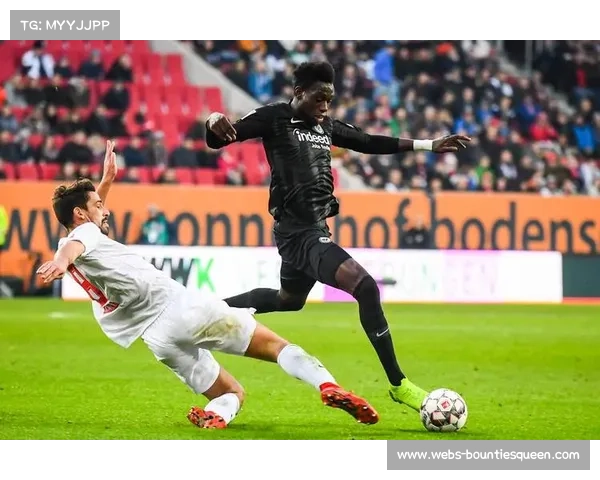 VAR介入取消法兰克福进球,场上争议长达五分钟 VAR介入取消法兰克福进球,场上争议长达五分钟